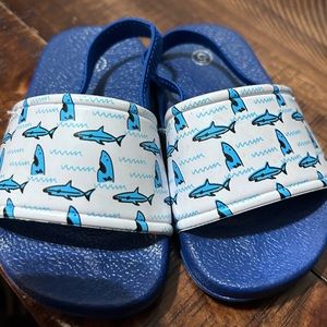☀️SUMMER SALE☀️EUC! Toddler boys strap sandals size 5 with sharks